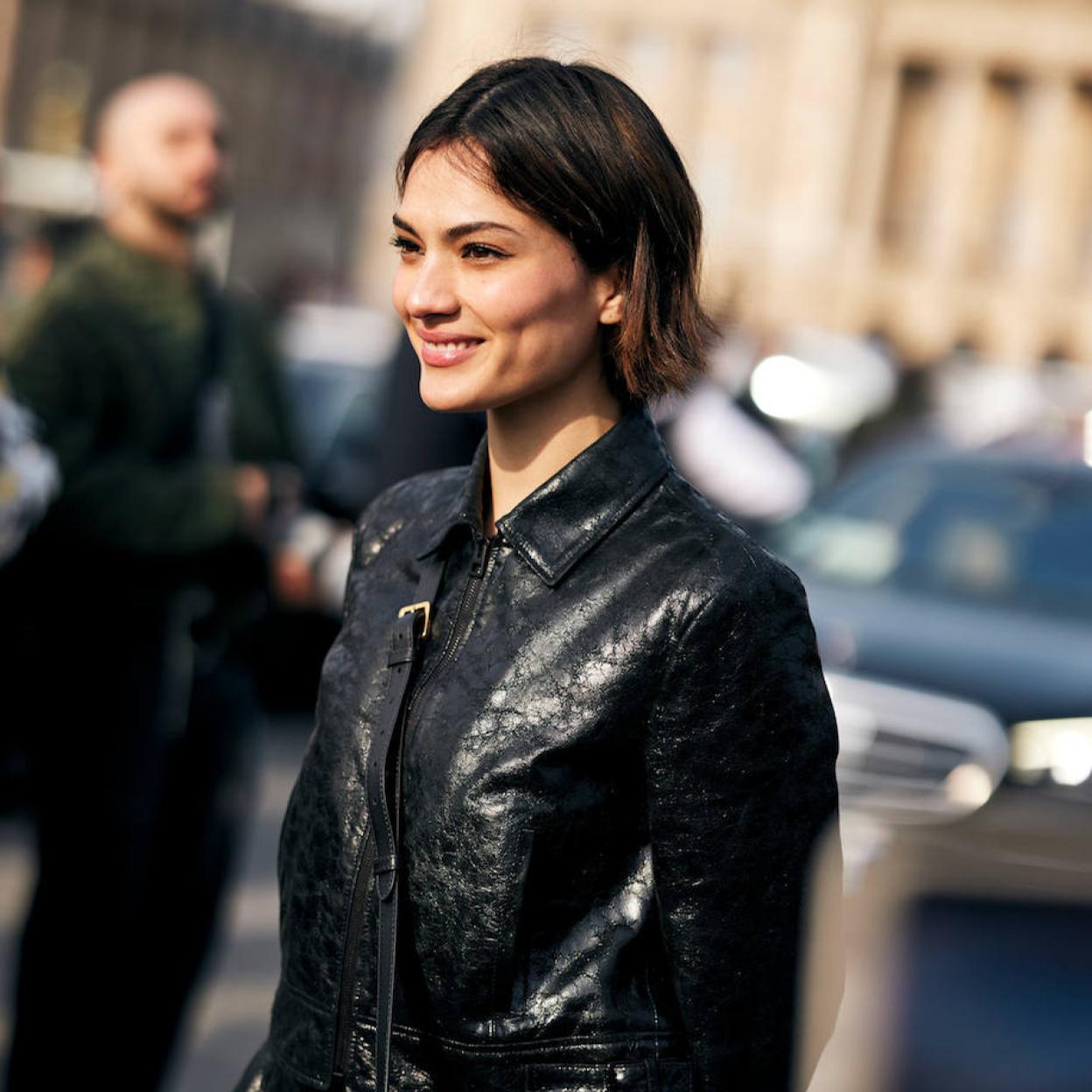 Modelo con corte de pelo micro bob