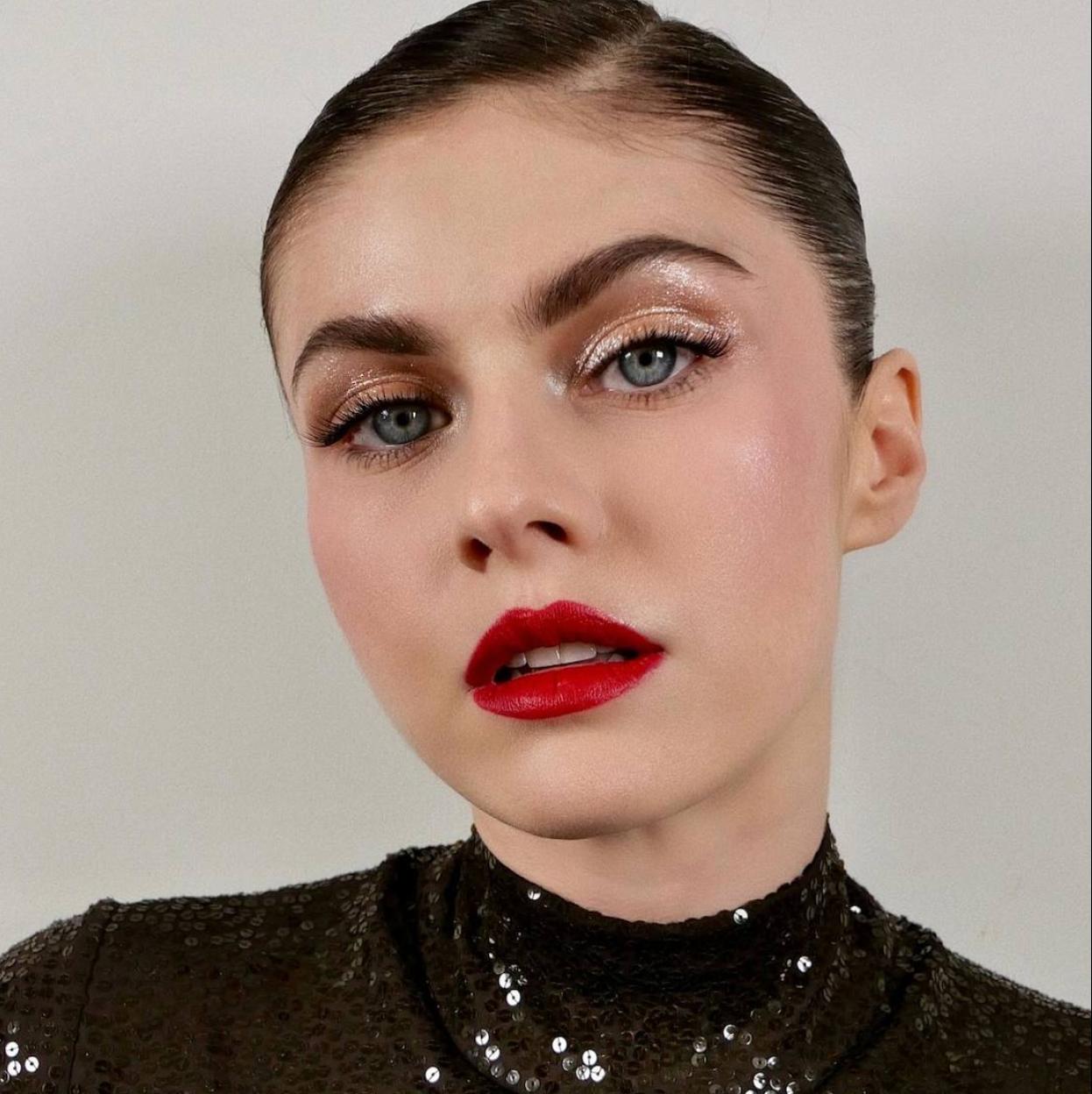 Alexandra Daddario con maquillaje hecho con sombra de ojos en stick