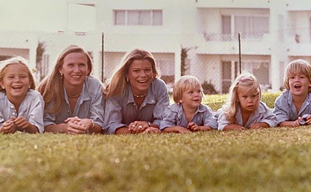 Miriam y Cari Lapique, junto a los hijos de la primera (Felipe y Carlos) y las hijas de la segunda (Caritina y Carla), en Guadalmina. 