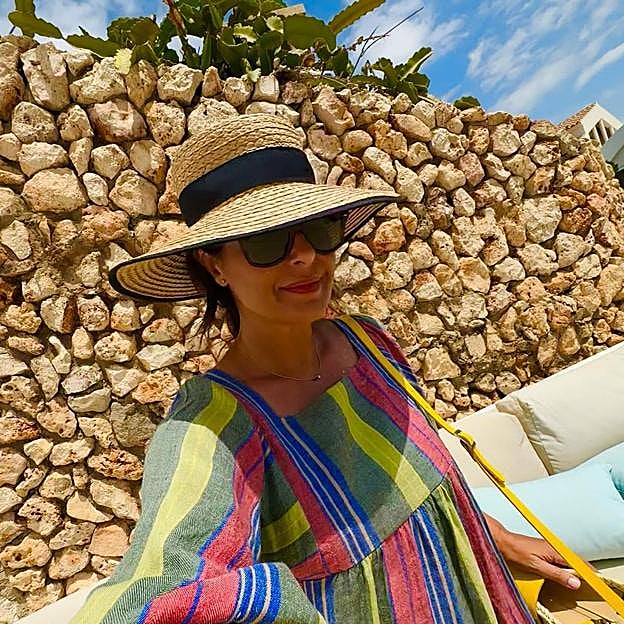 Nuria Roca tiene el vestido túnica perfecto para lucir en vacaciones (y es made in Spain)