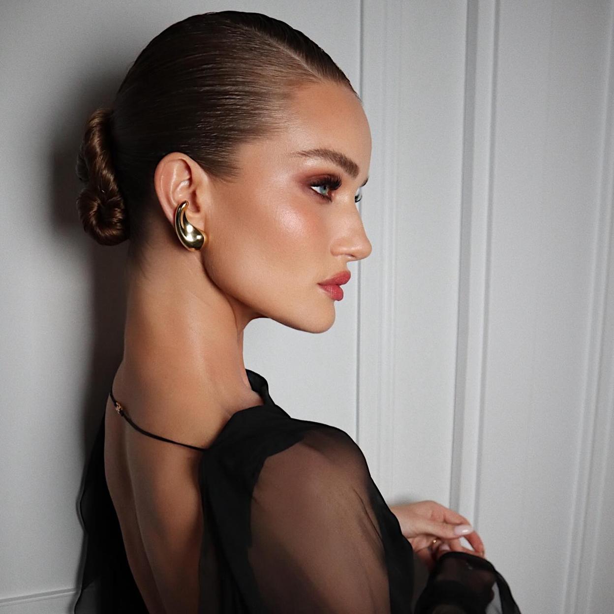 Spray, polvos y stick: tres opciones distintas para mantener el maquillaje intacto en verano