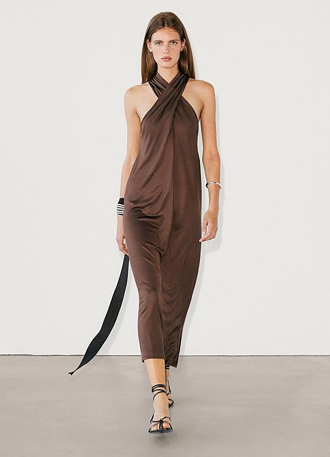 Imagen - Así queda el vestido marrón de Massimo Dutti.