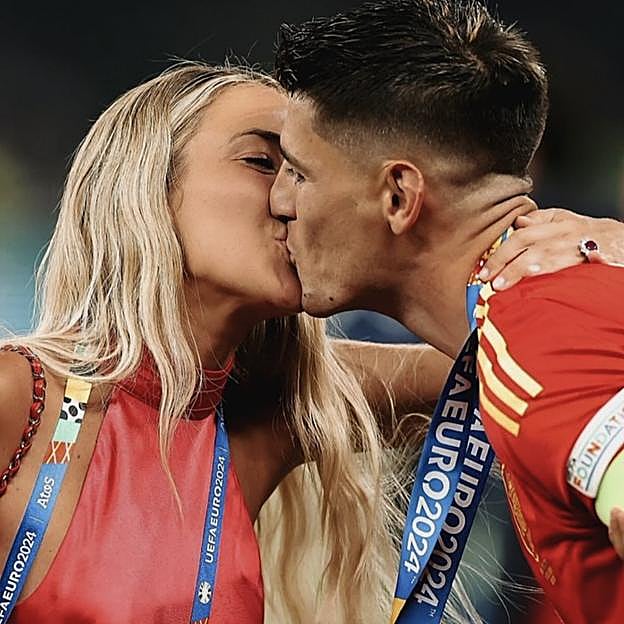 El beso de Alice Campallo a Álvaro Morata tras ganar la Eurocopa, el pasado junio. 