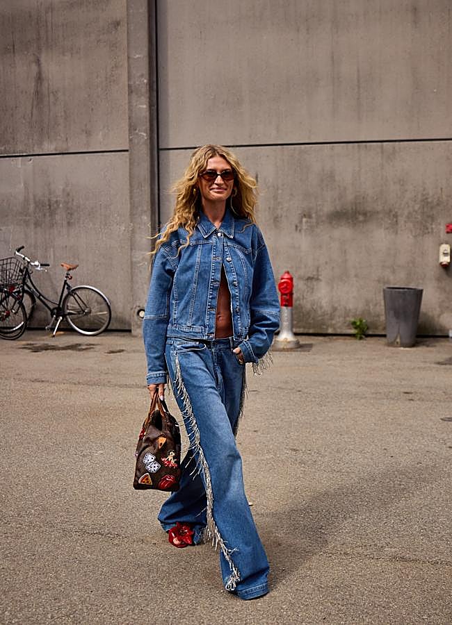 Imagen - Un look con bolso y pegatinas. Foto: Launchmetrics spotlight.