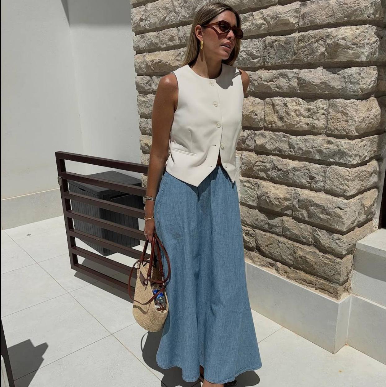 Influencer con look de falda vaquera