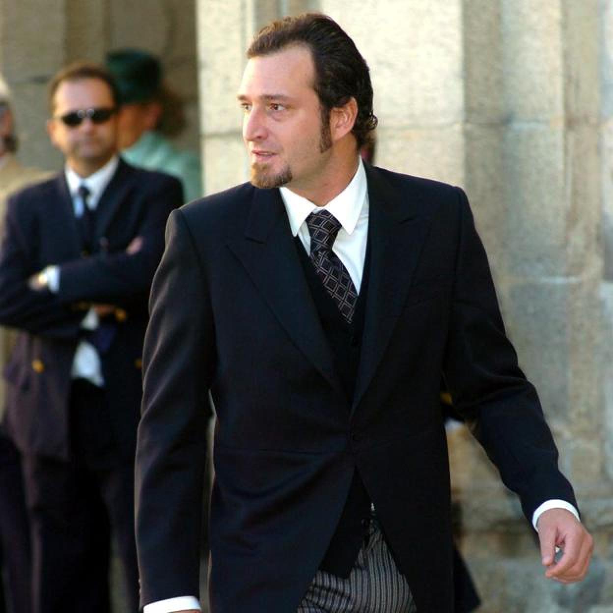 Juan Gómez Acebo en la boda de su hermano Beltrán y Laura Ponte en 2004. 