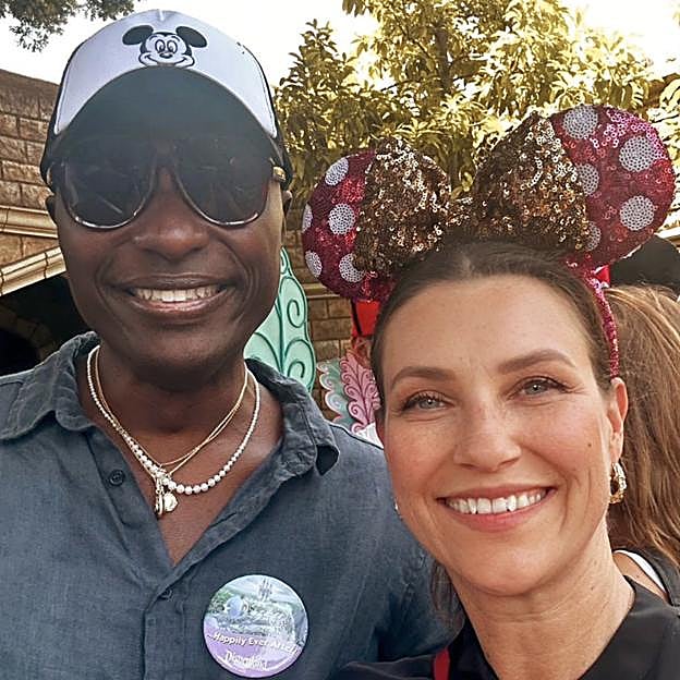 Los felices novios, durante un viaje al universo Disney. 