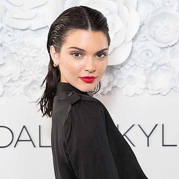 Kendall Jenner con peinado efecto mojado con pelo suelto