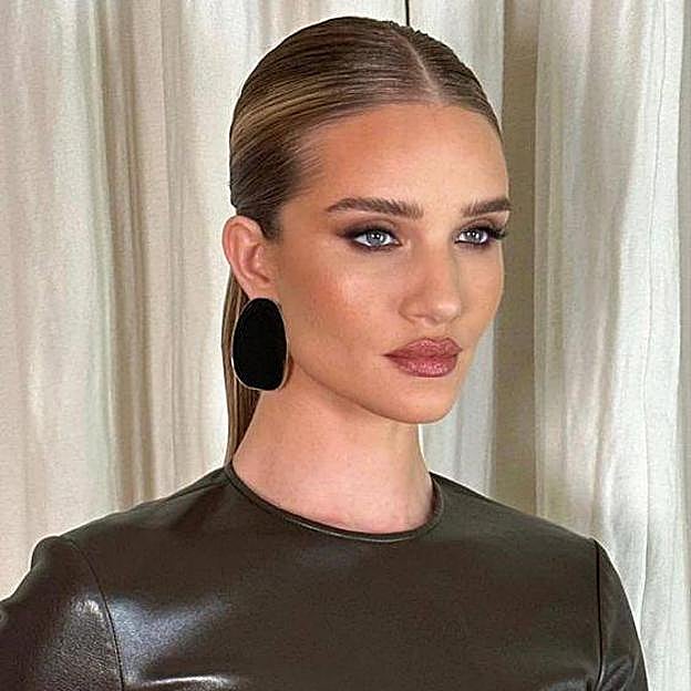 Rosie Huntington-Whiteley con coleta pulida efecto mojado