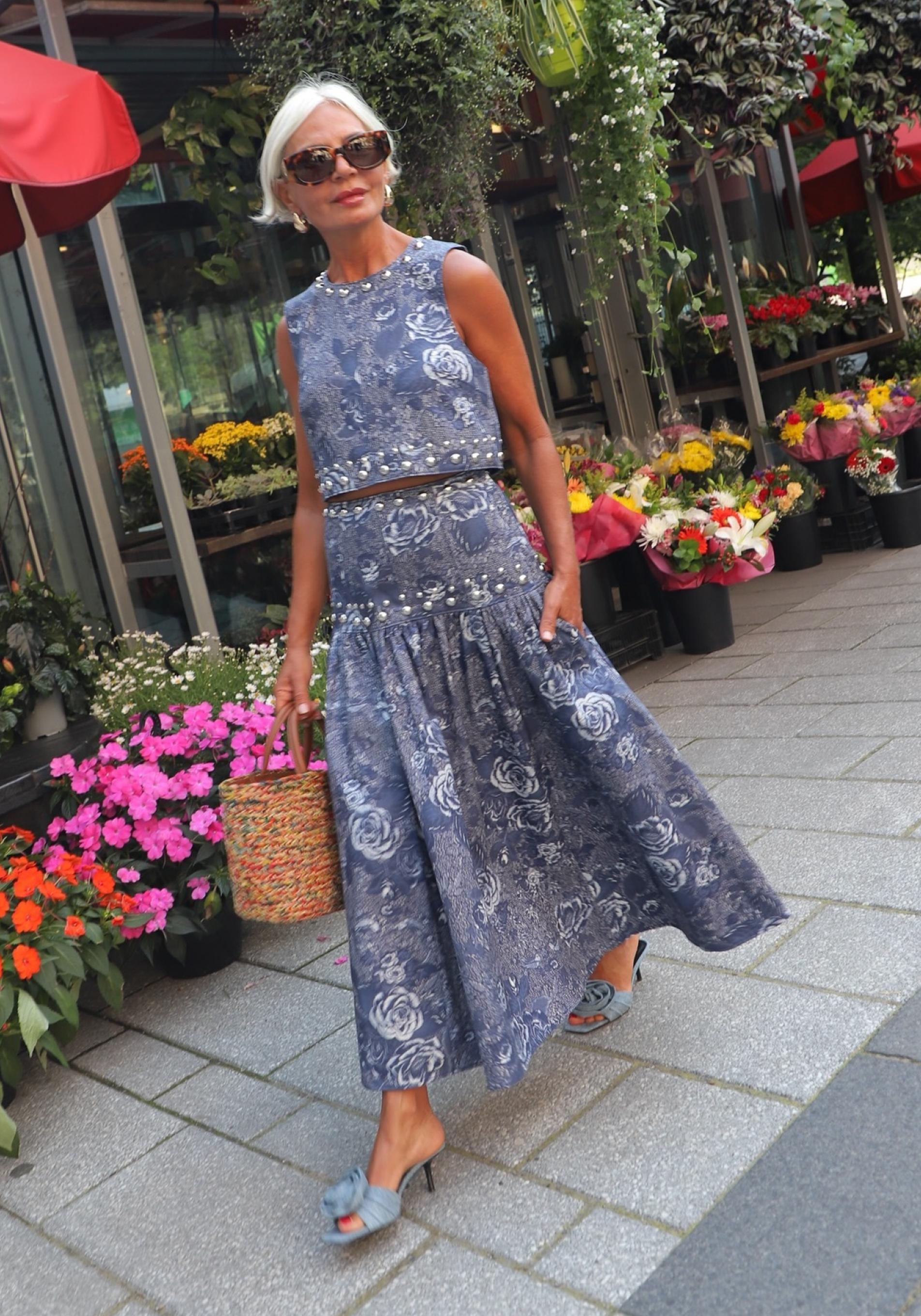 Un look con falda larga.