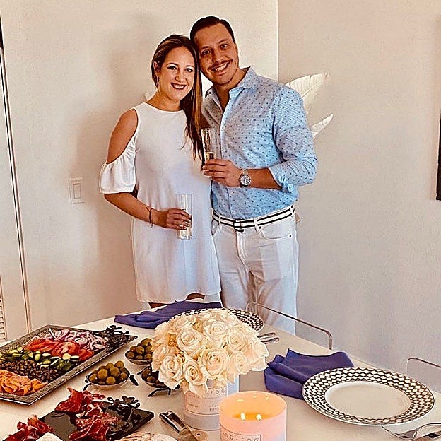 La celebración de la pareja tras la primera cancelación de su boda. 