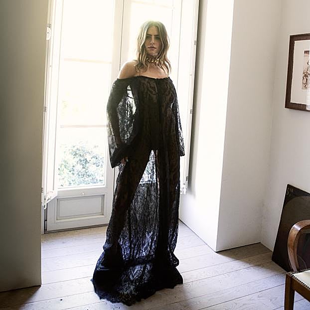 Vestido de encaje y choker con forma de cadena, ambos de Gucci. 