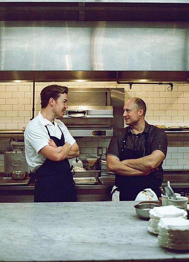 Imagen - Dave Beran, a la derecha, junto a Will Poultry en un momento del rodaje de The Bear. / Instagram: @dcberan. 