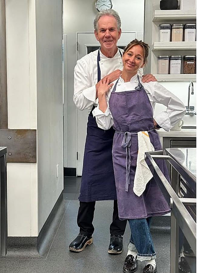 Imagen - Thomas Keller y Courtney Storer, productora gastronómica de The Bear, en una imagen tomada durante el rodaje de la tercera temporada de la serie. / Instagram: @chefthomaskeller