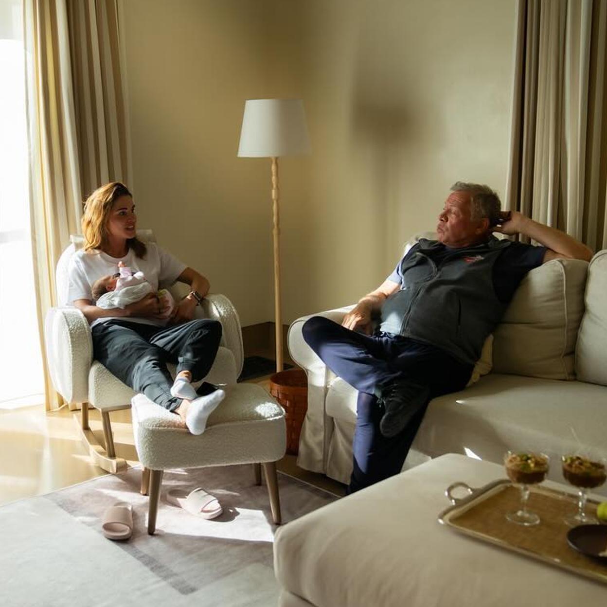 Rania y Abdalá de Jordania en la foto más relajada y casual con su nieta Iman.