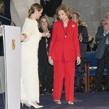 Imagen secundaria 1 - La reina Sofía con diseños de Alejandro de Miguel.
