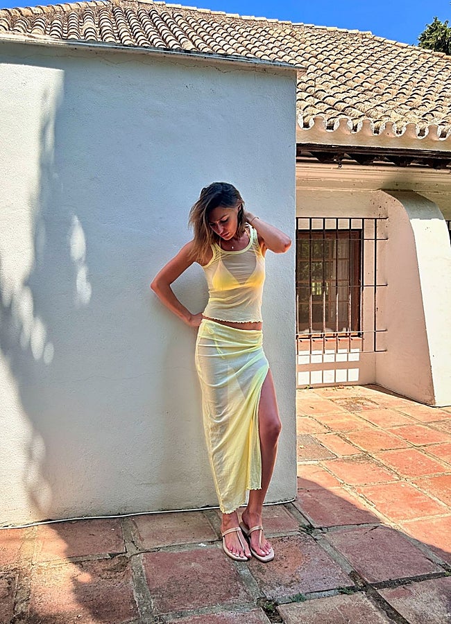 Imagen - La creadora de contenido, con un look de playa bohemio y relajado.  INSTAGRAM @EUGENIA_OSBORNE