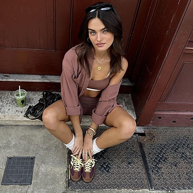 Mujer luciendo ropa deportiva. 