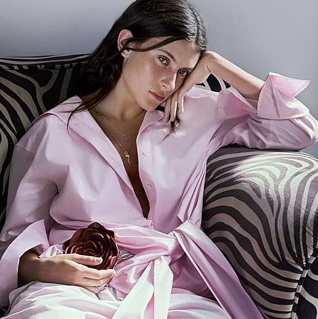 Así queda el bolso de flor de Zara.