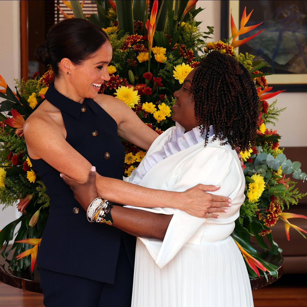 Meghan Markle saluda a la vicepresidenta de Colombia, Francia Márquez. 