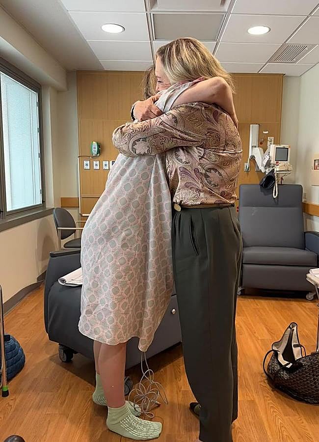 Imagen - Abby Elliott y Jamie Lee Curtis tras el rodaje del octavo episodio de la tercera temporada de The Bear. / INSTAGRAM: jamieleecurtis