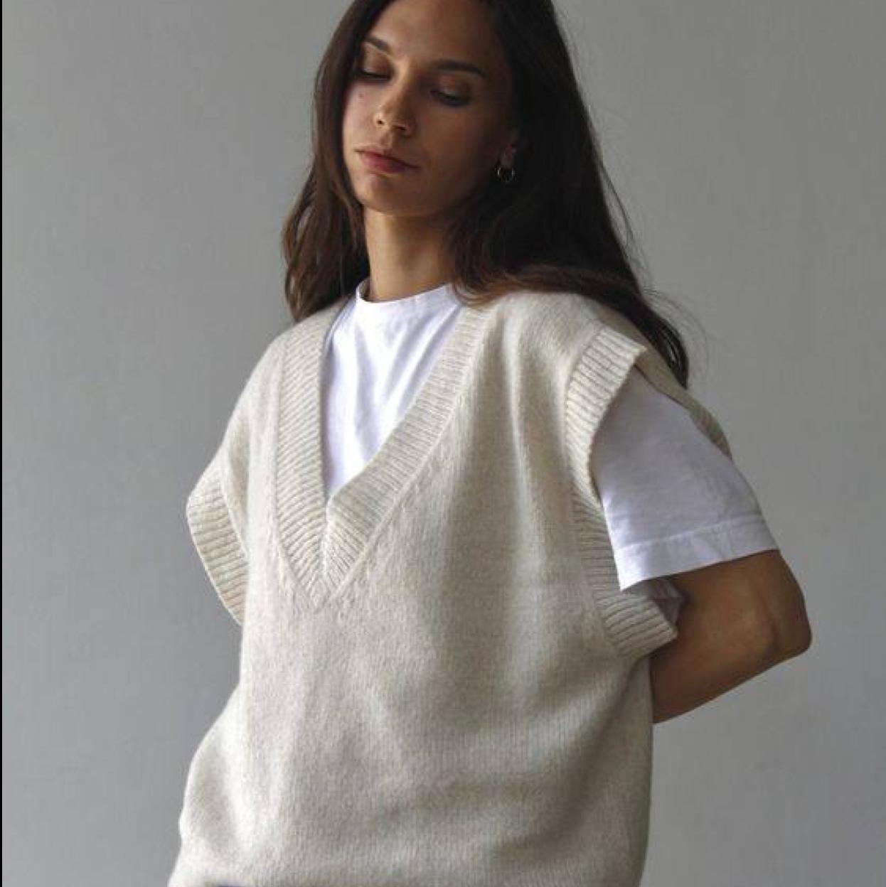 Influencer con chaleco de punto