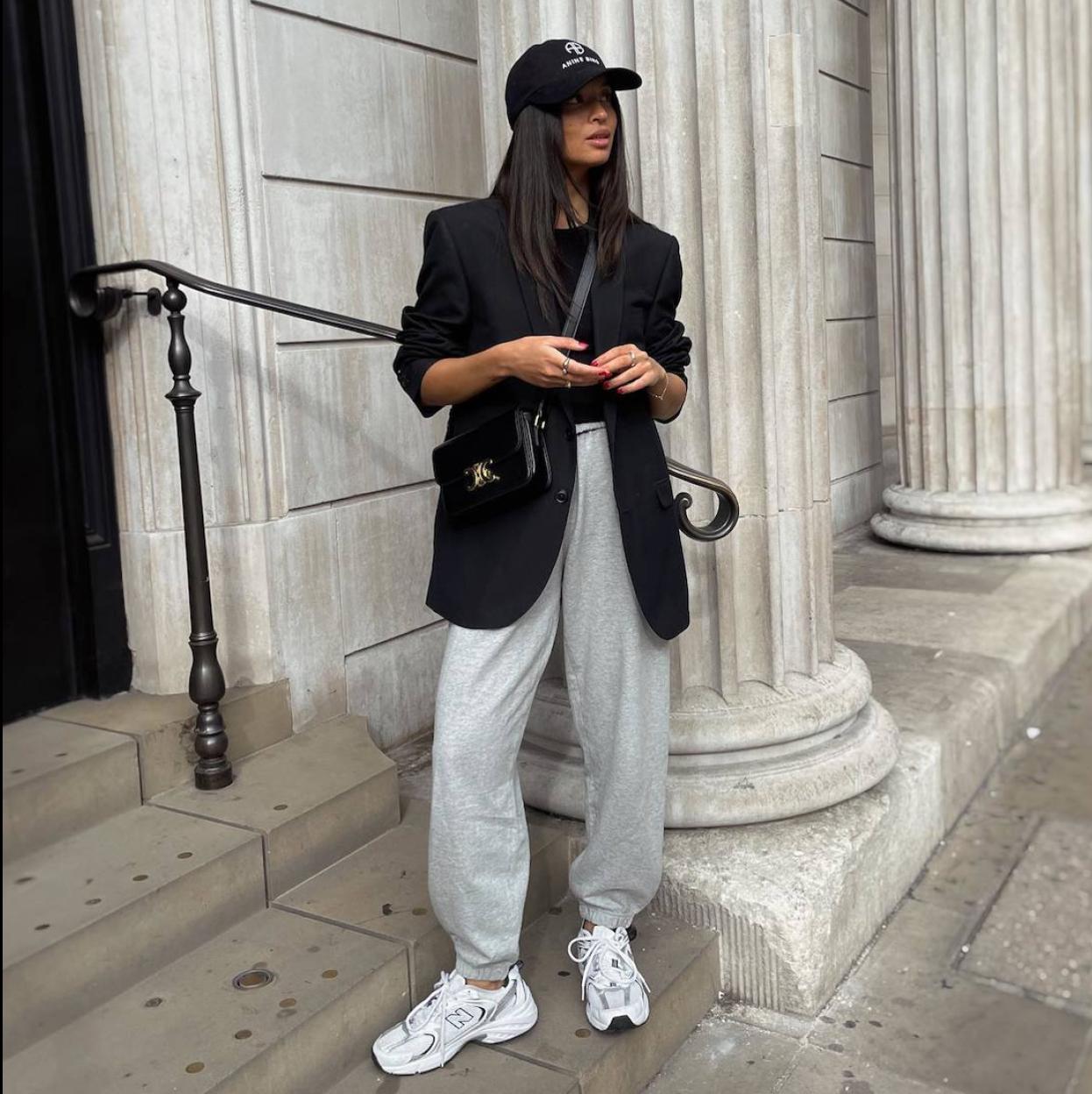 Influencer con pantalones jogger