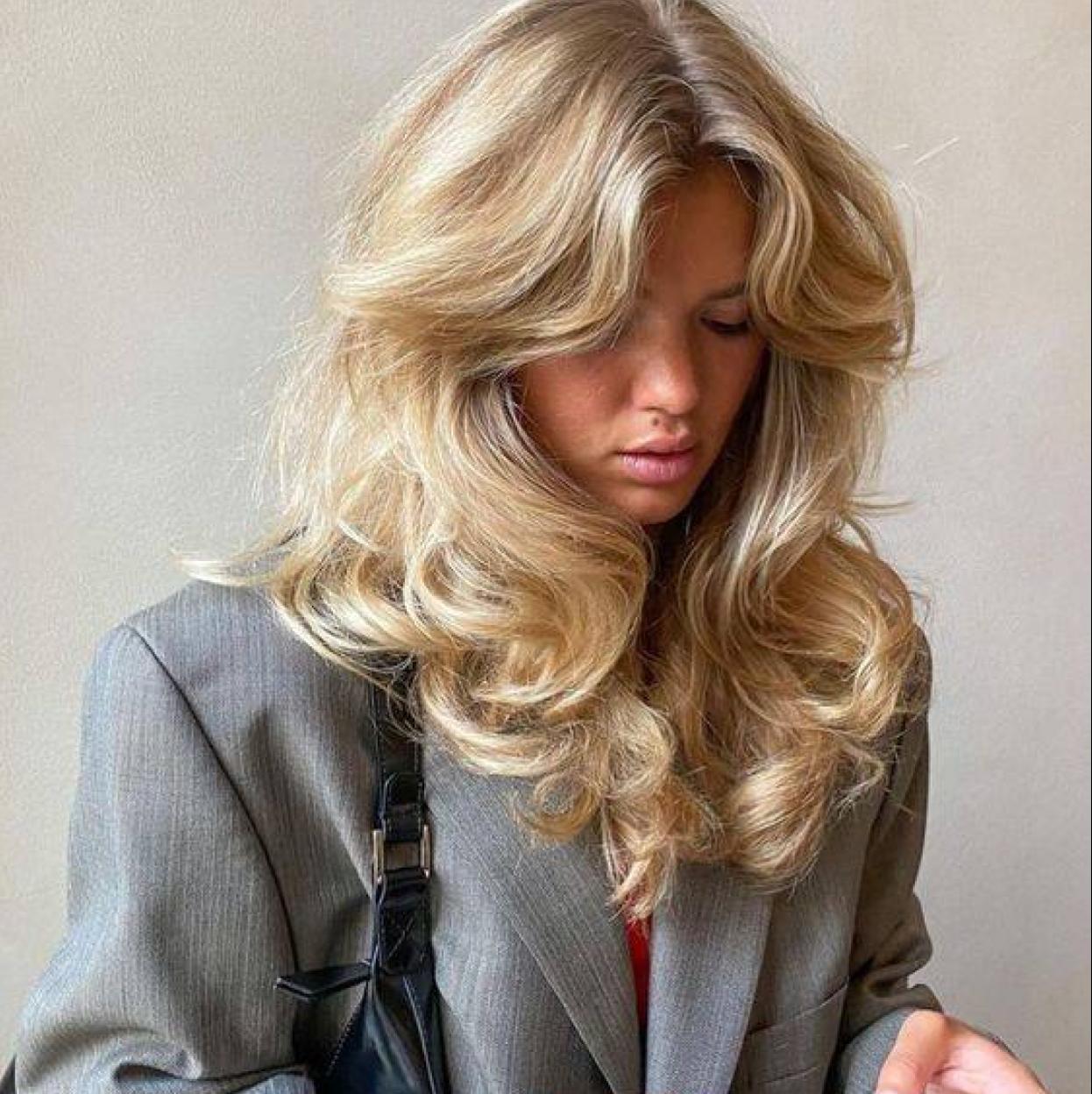 Influencer con peinado con volumen