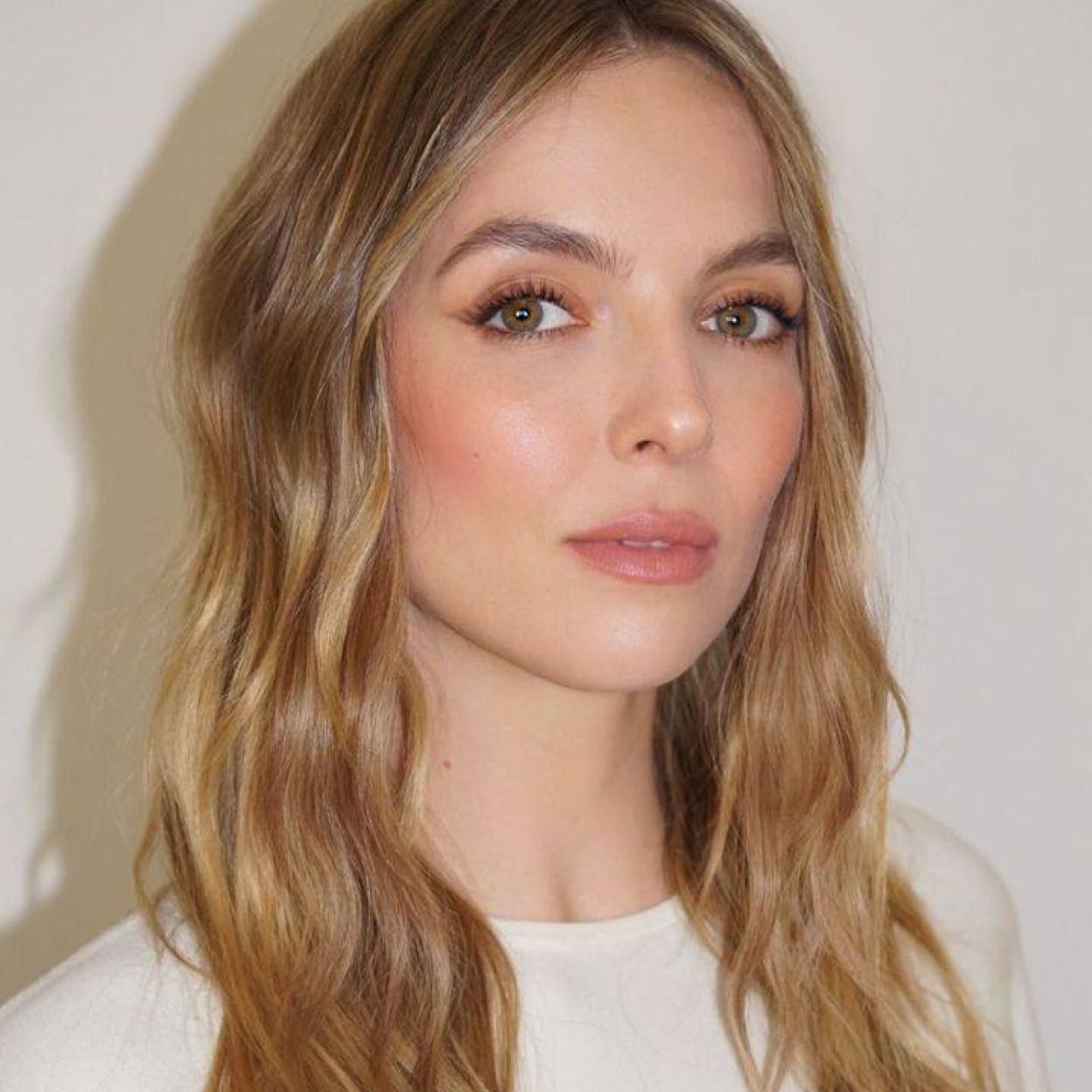 Jodie Comer con piel luminosa