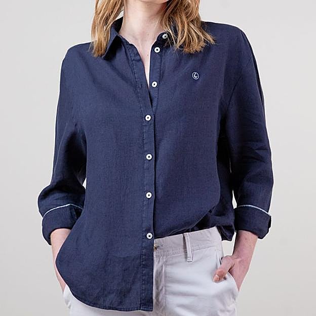 Imagen principal - La reina Sofía anima al rey Felipe en la competición de vela con un look marinero con camisa de lino y pantalones blancos