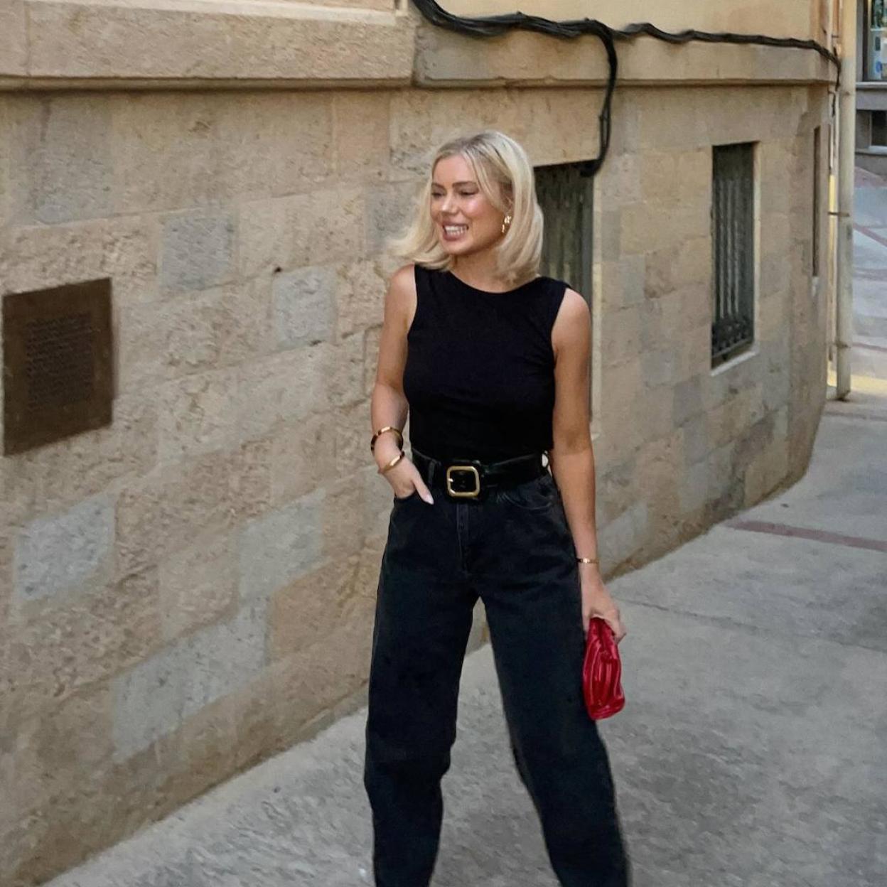 Influencer con camiseta básica de escote barco