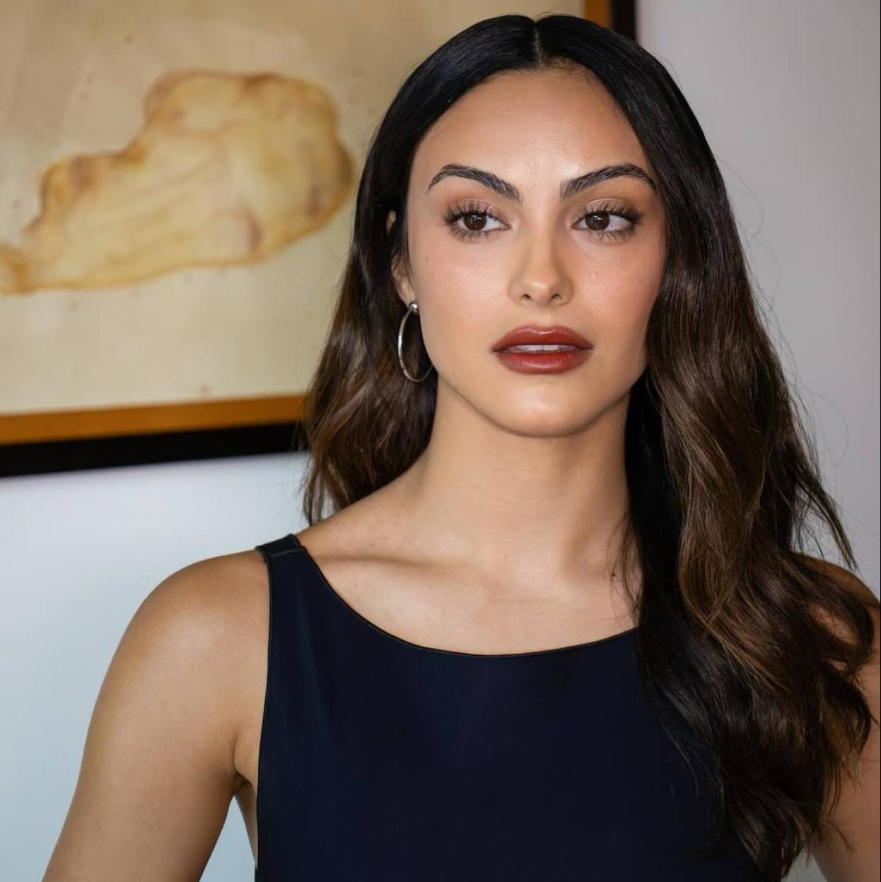Camila Mendes con máscara de pestañas efecto extensiones