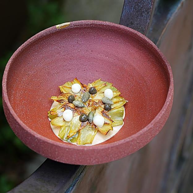 Uno de los platos del restaurante Casa Solla, reconocido con una Estrella Michelin, situado en la localidad de Salvador de Poio.