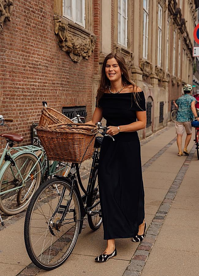 Imagen - Un look con vestido negro clásico. Foto: Launchmetrics spotlight.