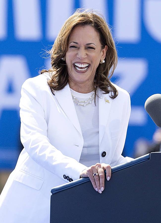 Imagen - Kamala Harris con un traje blanco. / GTRES