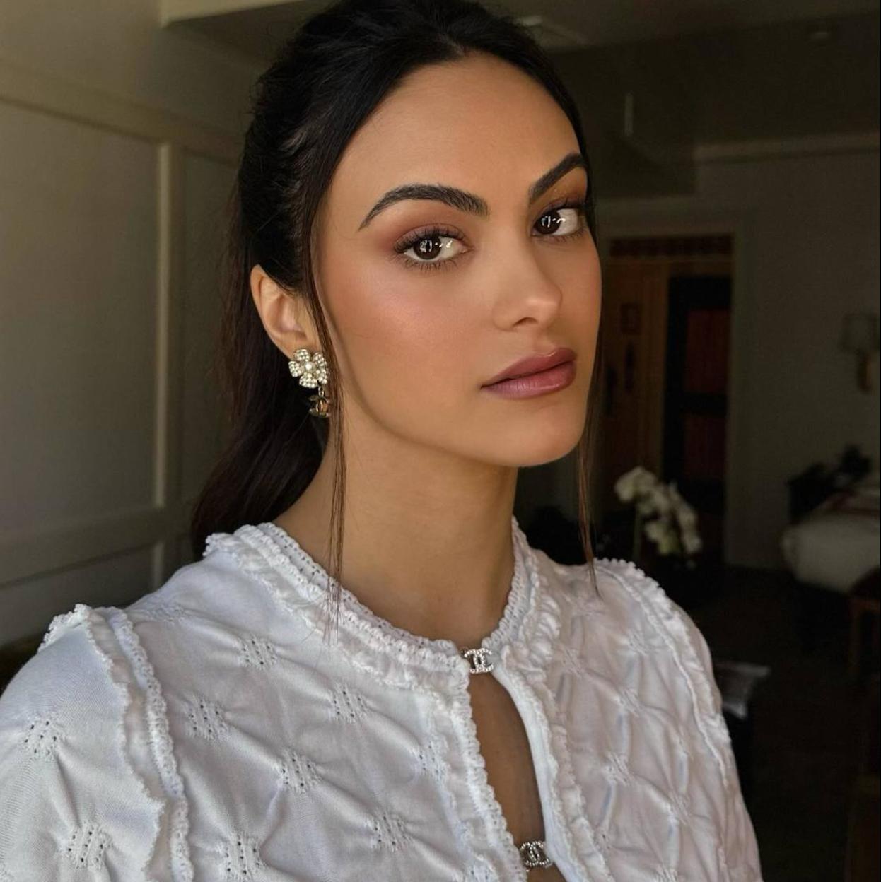 Camila Mendes con maquillaje de ojos natural a base de sombras neutras
