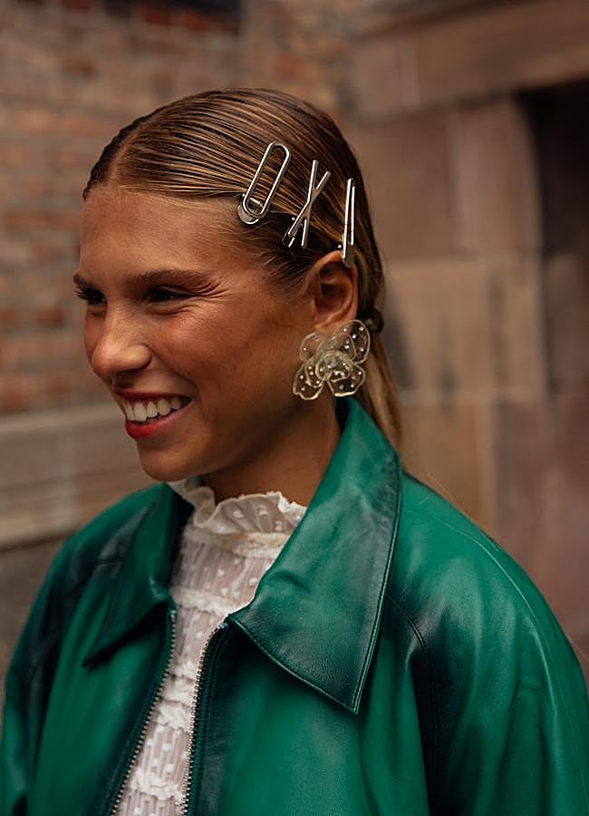 Imagen - Coleta pulida con horquillas de diferentes formas visto en el street style de Copenhague. Foto: LAUNCHMETRICS SPOTLIGHT.