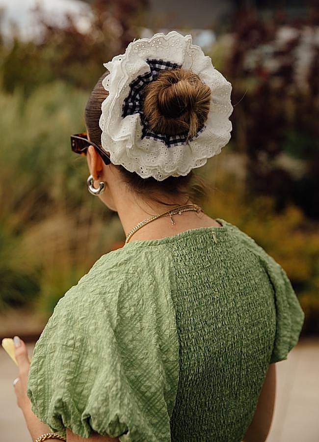 Imagen - Moño con coletero de tela bordado y estapado de cuadros vichy. Foto: LAUNCHMETRICS SPOTLIGHT.