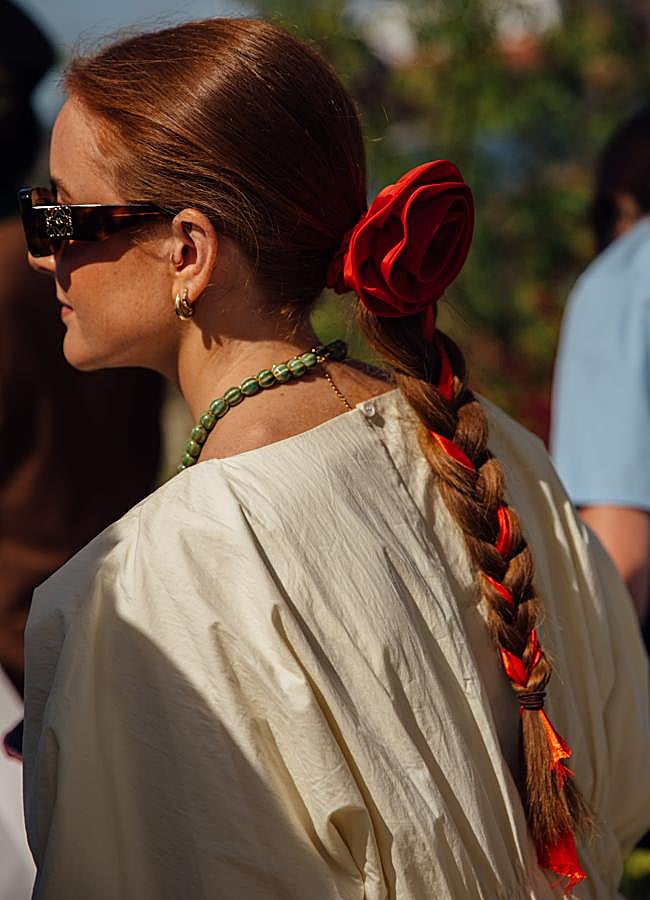 Imagen - Trenza con flor roja. Foto: LAUNCHMETRICS SPOTLIGHT.