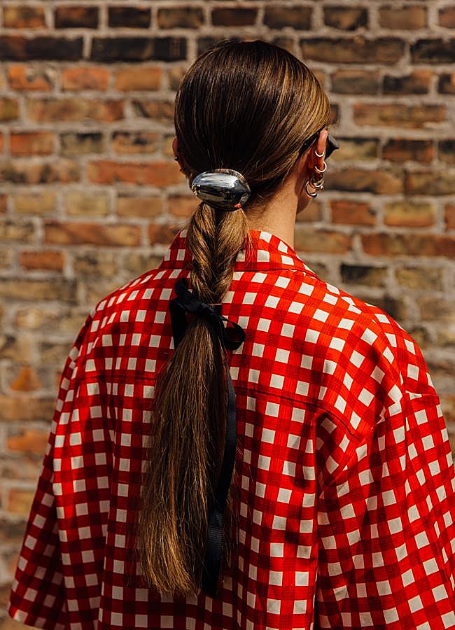 Imagen - Peinado pony cuff con trenza y lazo. Foto: LAUNCHMETRICS SPOTLIGHT.