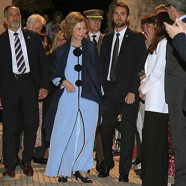 Imagen principal - La reina Sofía con diseños de Alejandro de Miguel.