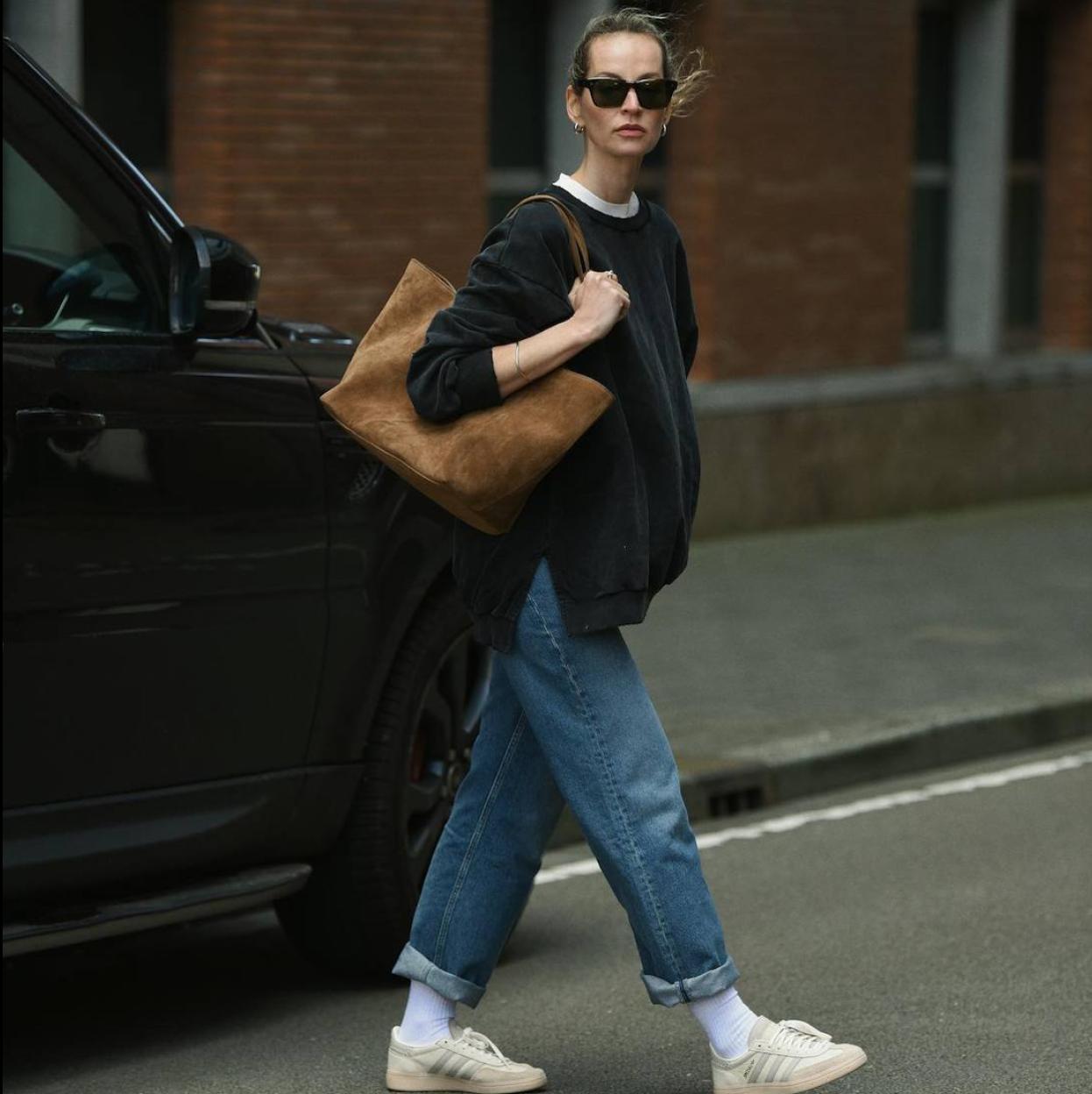 Influencer con bolso shopper