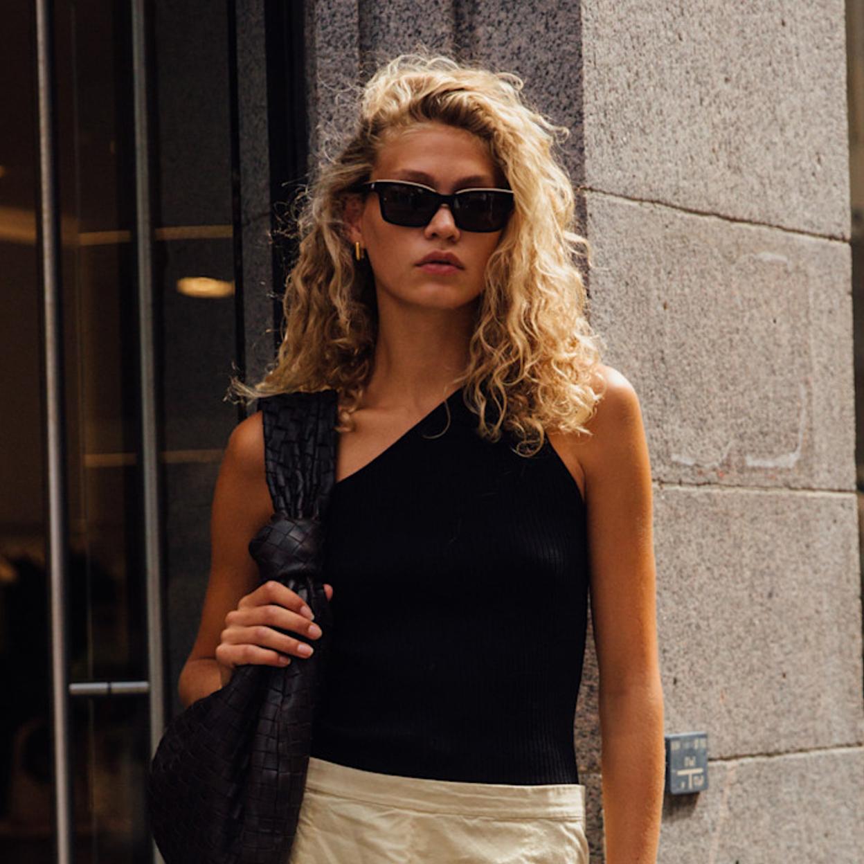 Mujer con melena rizada