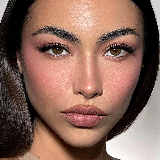 Maquillaje demure, la nueva tendencia viral: cómo hacerlo y básicos imprescindibles