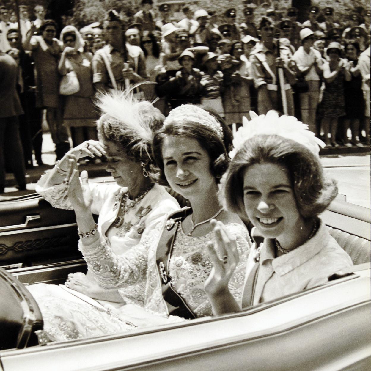 La reina Federica de Grecia junto a sus hijas, Sofía e Irene. 