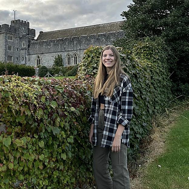 La infanta Sofía, en la primera foto de su estancia en el UWC Atlantic College de Gales que se difundió el pasado curso. 
