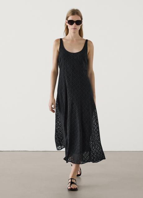 Imagen - Vestido negro de Massimo Dutti (129 euros)