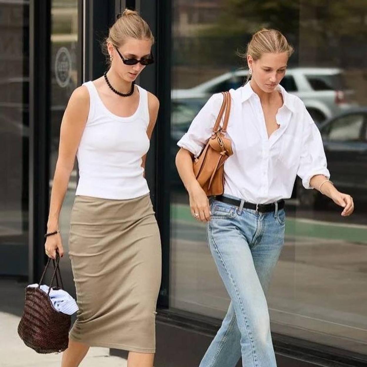 Influencers en el street style con camisa blanca y básicos