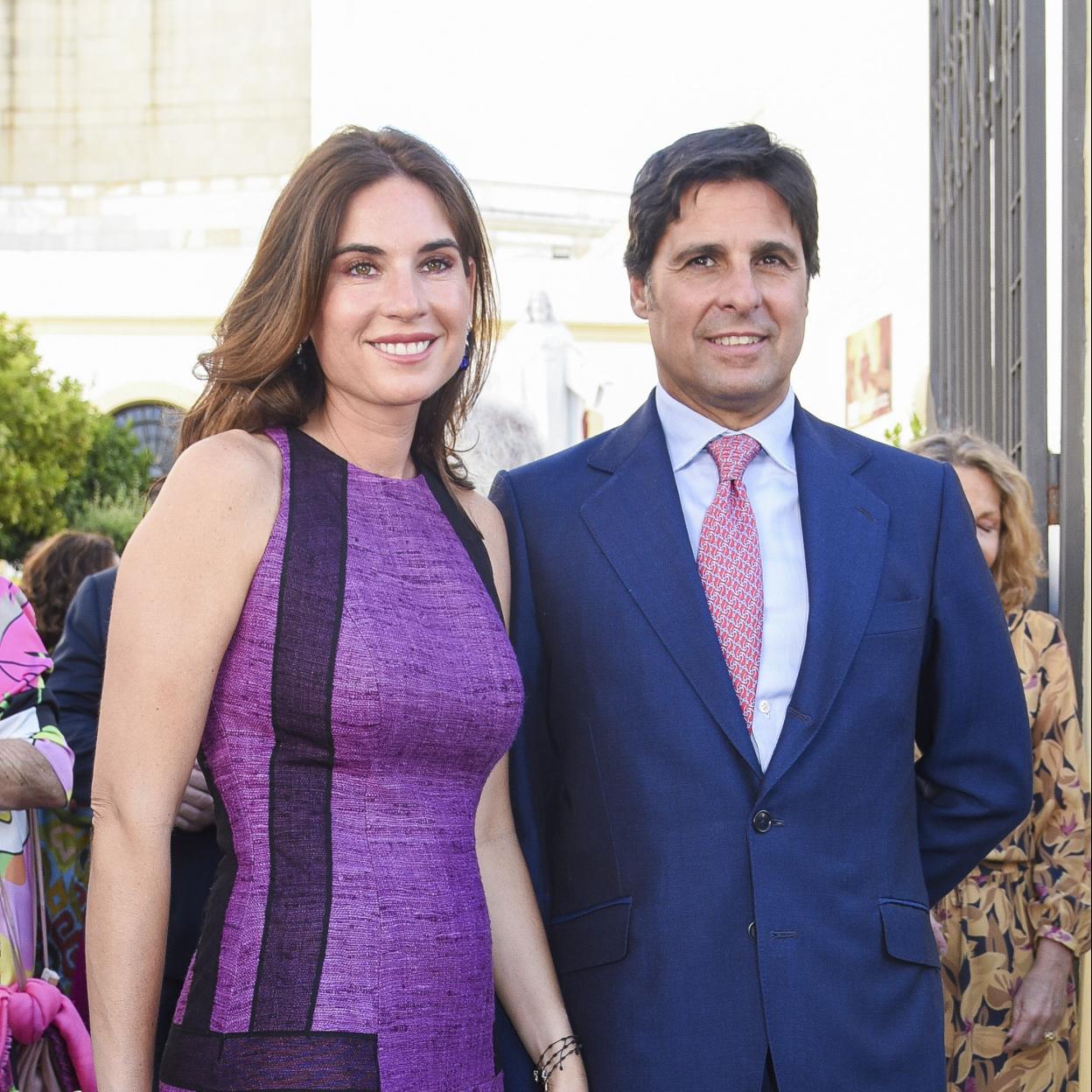 Lourdes Montes, con vestido de invitada de Antonio García, con su marido Fran Rivera en la boda de Sibi Montes.