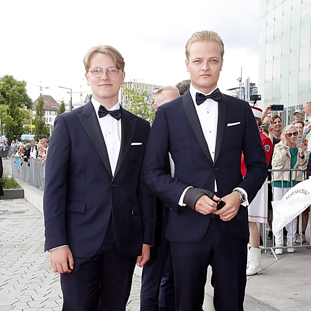 Marius junto a su hermanastro, el príncipe Sverre Magnus. 